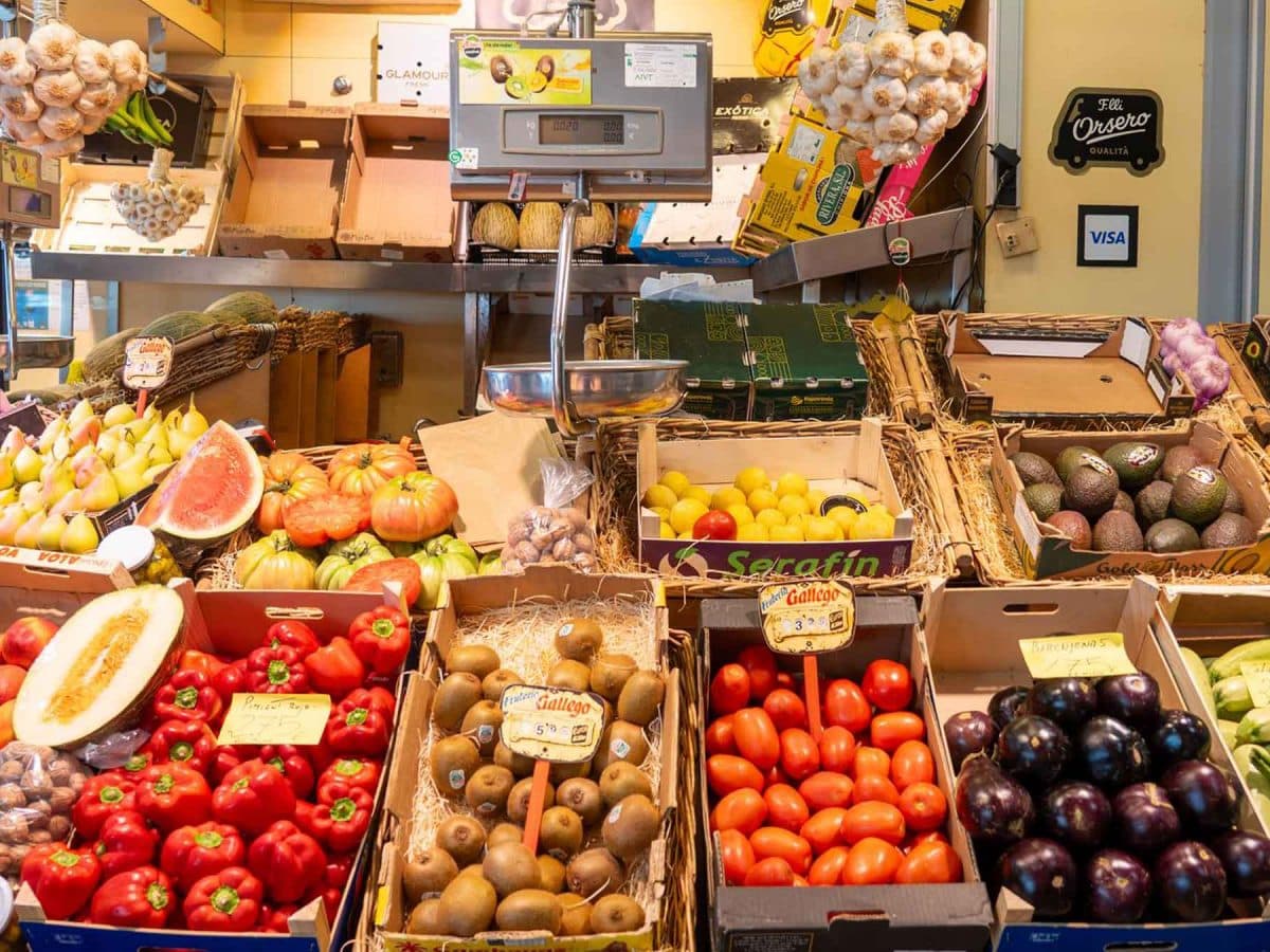 Imagen de archivo de una frutería en un mercado