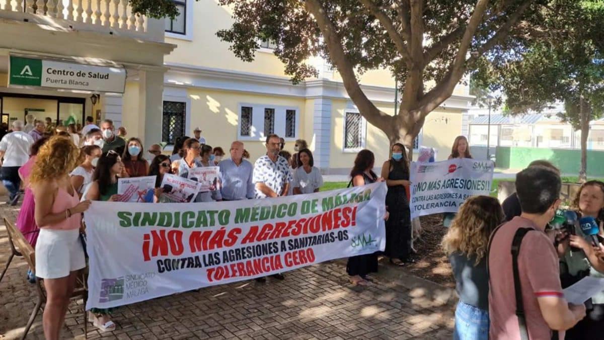 Manifestación de sanitarios malagueños frente al centro de Puerta Blanca