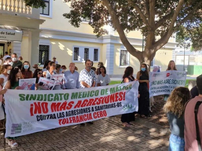 Manifestación de sanitarios malagueños frente al centro de Puerta Blanca