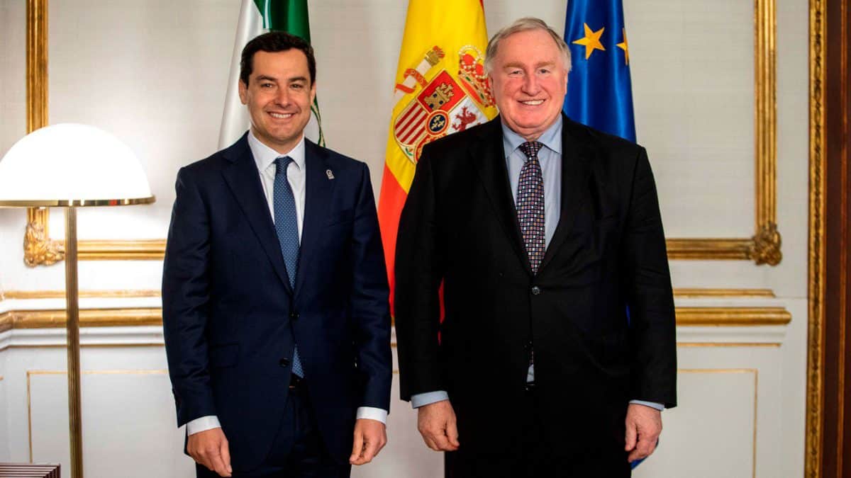 Juanma Moreno en 2019 con el entonces presidente del Comité Europeo de las Regiones, Karl-Heinz Lambertz / EA