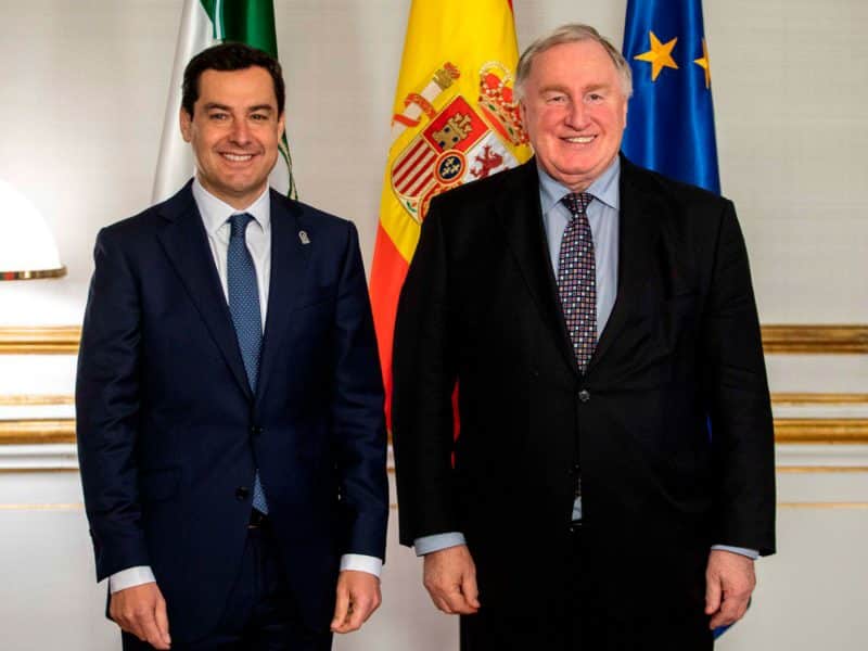 Juanma Moreno en 2019 con el entonces presidente del Comité Europeo de las Regiones, Karl-Heinz Lambertz / EA