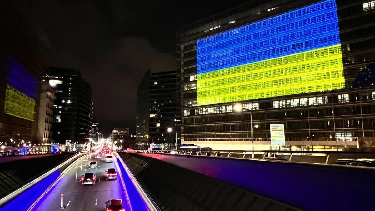 Imagen de la bandera de Ucrania en la la sede de la Comisión Europea en Bruselas en señal de apoyo a la guerra contra Rusia / EA