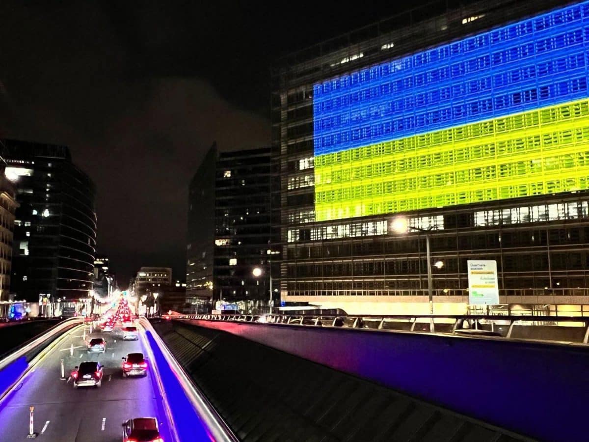 Imagen de la bandera de Ucrania en la la sede de la Comisión Europea en Bruselas en señal de apoyo a la guerra contra Rusia / EA