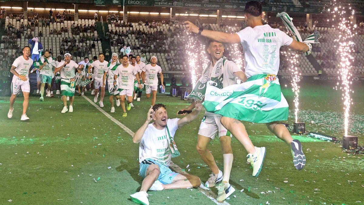 Celebración del ascenso a Segunda División de los jugadores del Córdoba CF. @cordobacf_ofi