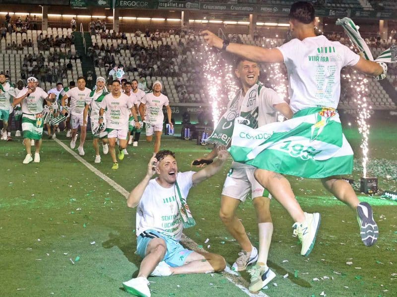 Celebración del ascenso a Segunda División de los jugadores del Córdoba CF. @cordobacf_ofi