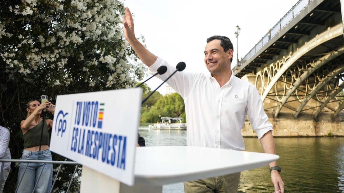 El presidente de la Junta de Andalucía, Juanma Moreno, interviene durante el acto regional de cierre de campaña del 9J del PP-A en el Paseo Nuestra Señora de la O, a 7 de junio de 2024 en Sevilla (Andalucía, España) - Joaquin Corchero - Europa Press