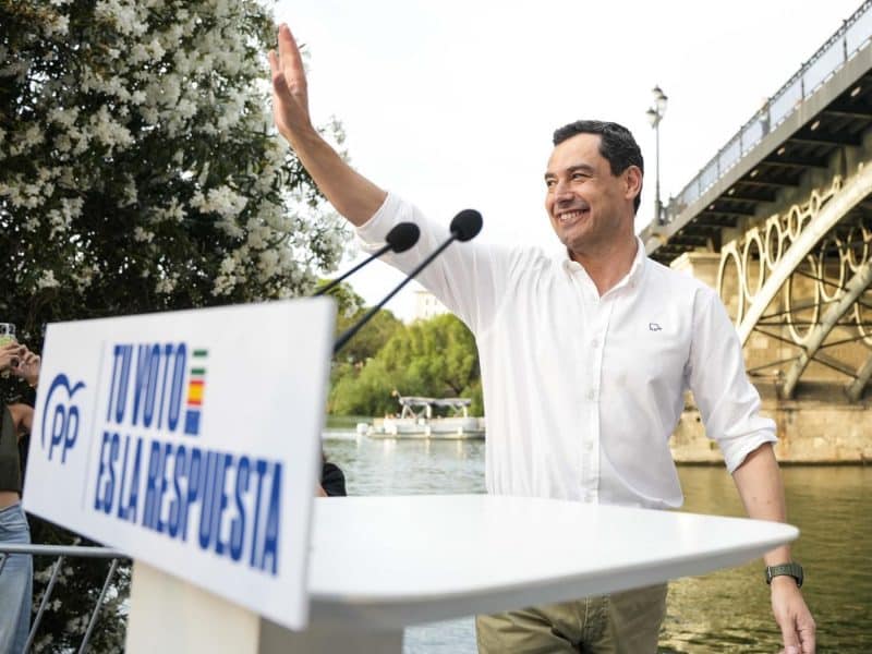 El presidente de la Junta de Andalucía, Juanma Moreno, interviene durante el acto regional de cierre de campaña del 9J del PP-A en el Paseo Nuestra Señora de la O, a 7 de junio de 2024 en Sevilla (Andalucía, España) - Joaquin Corchero - Europa Press