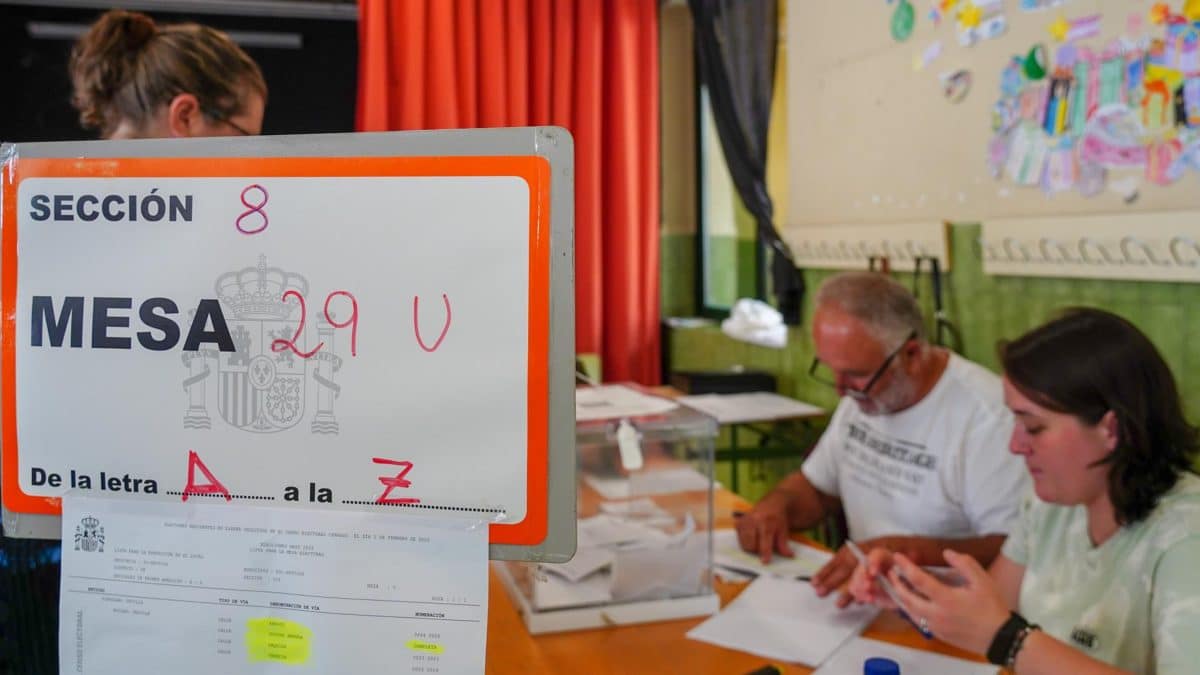 Archivo - Ciudadanos ejerciendo el derecho al voto en un colegio electoral, a 28 de mayo de 2023, en Sevilla, (Andalucía, España) - Eduardo Briones - Europa Press - Archivo