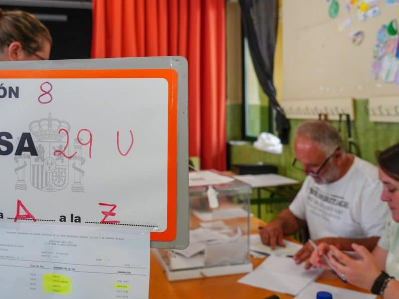 Archivo - Ciudadanos ejerciendo el derecho al voto en un colegio electoral, a 28 de mayo de 2023, en Sevilla, (Andalucía, España) - Eduardo Briones - Europa Press - Archivo