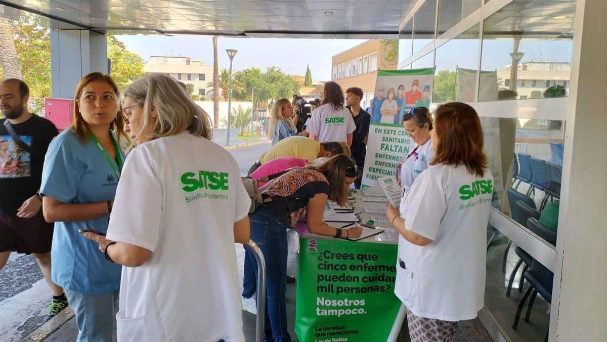 Campaña de Satse en el Virgen del Rocío para "sensibilizar" a la ciudadanía de la falta de profesionales sanitarios. - SATSE