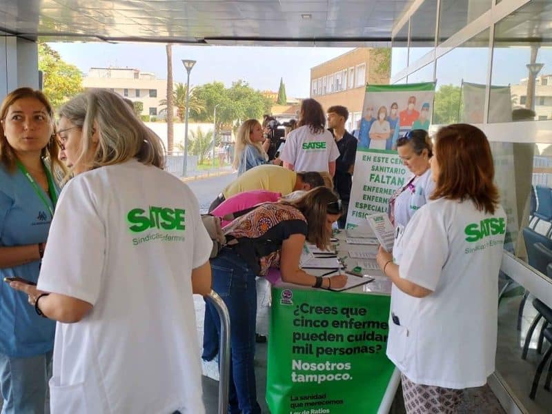 Campaña de Satse en el Virgen del Rocío para "sensibilizar" a la ciudadanía de la falta de profesionales sanitarios. - SATSE