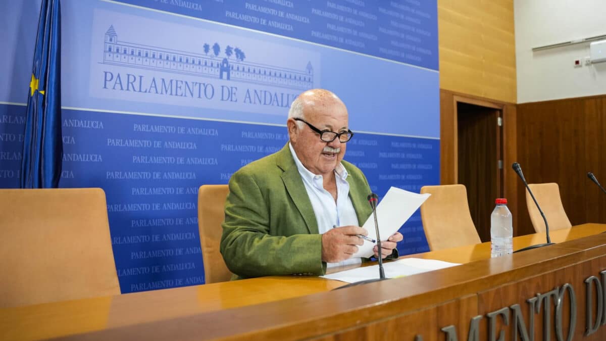 El presidente del Parlamento andaluz, Jesús Aguirre, en rueda de prensa. - JOAQUÍN CORCHERO/PARLAMENTO DE ANDALUCÍA