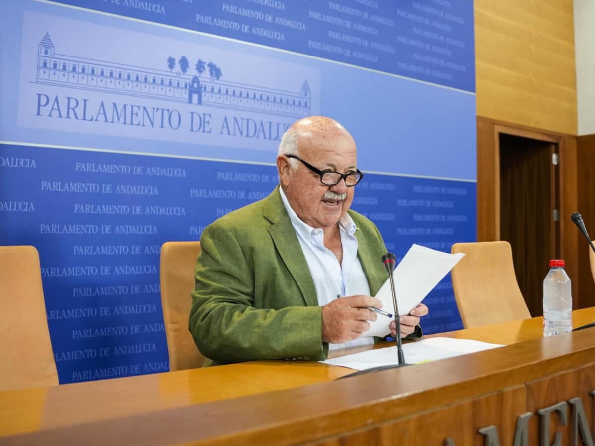 El presidente del Parlamento andaluz, Jesús Aguirre, en rueda de prensa. - JOAQUÍN CORCHERO/PARLAMENTO DE ANDALUCÍA