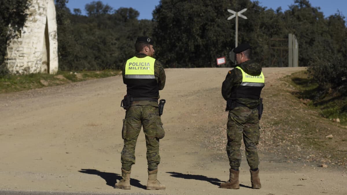 Archivo - Militares acordonando el lugar de la base de Cerro Muriano donde fallecieron dos efectivos - RAFAEL MADERO/EUROPA PRESS - Archivo