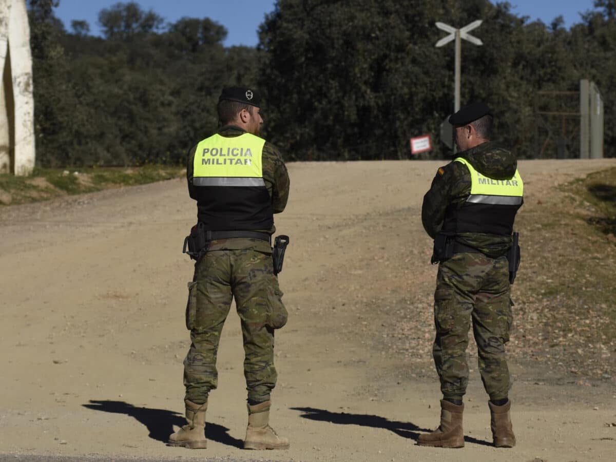 Archivo - Militares acordonando el lugar de la base de Cerro Muriano donde fallecieron dos efectivos - RAFAEL MADERO/EUROPA PRESS - Archivo