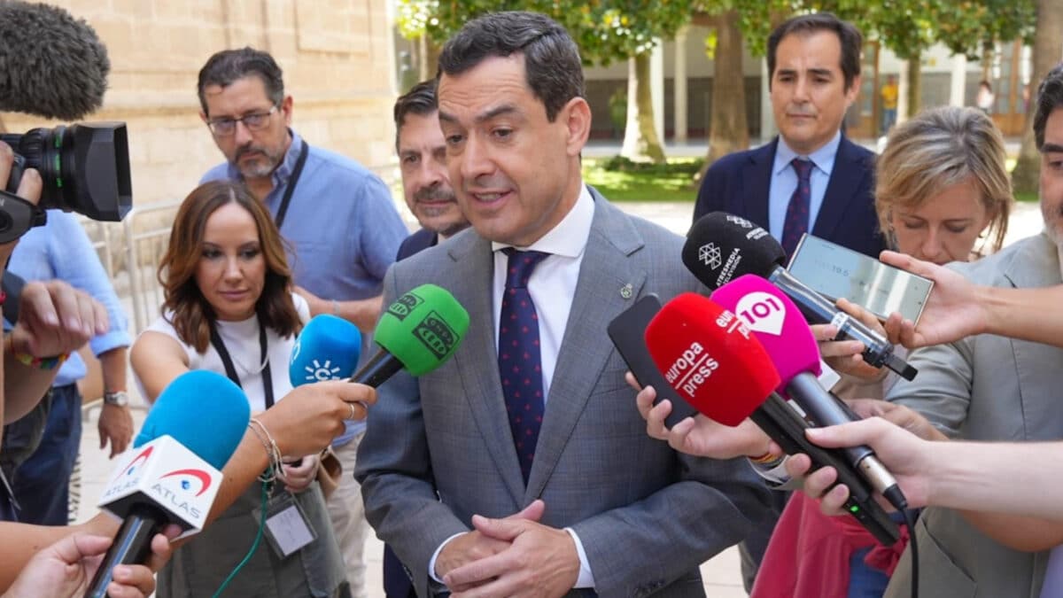 El presidente de la Junta de Andalucía, Juanma Moreno, atiende a los medios en el Parlamento andaluz. - FRANCISCO J. OLMO/EUROPA PRESS