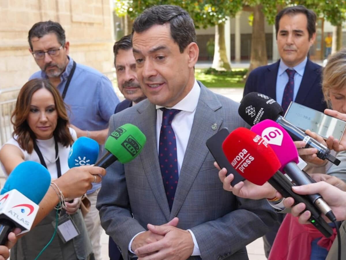 El presidente de la Junta de Andalucía, Juanma Moreno, atiende a los medios en el Parlamento andaluz. - FRANCISCO J. OLMO/EUROPA PRESS