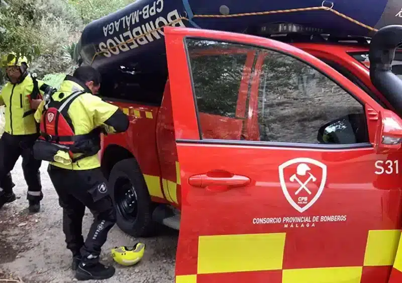 Archivo - Bomberos del Consorcio Provincial de la Diputación han rescatado el cuerpo sin vida de un hombre de 82 años que ha caído por un bancal en Frigiliana. - 112 - Archivo