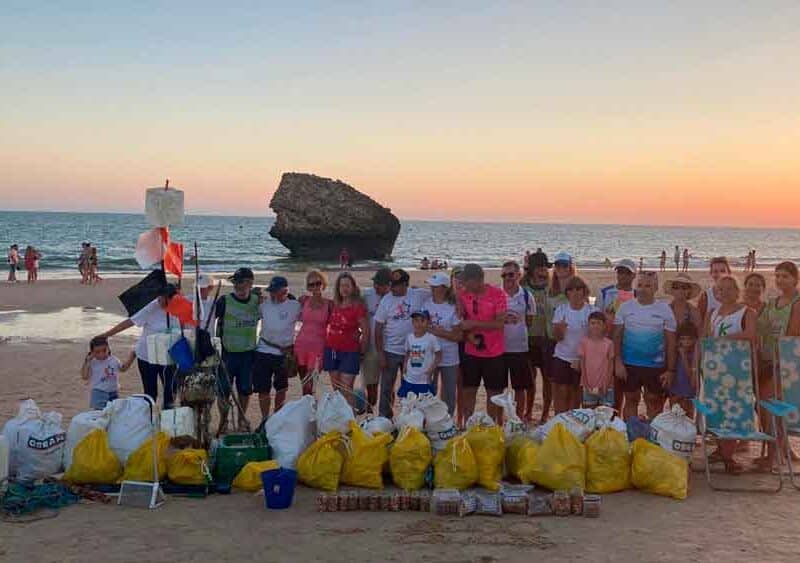 Imagen del grupo de voluntarios para limpiar la basura de Matalascañas / EA