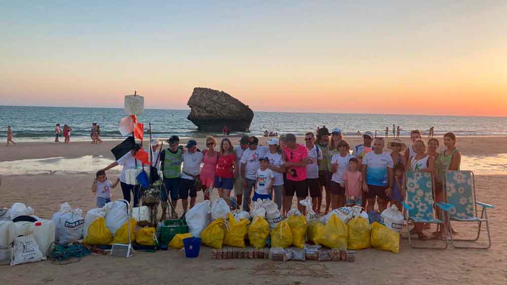 Imagen del grupo de voluntarios para limpiar la basura de Matalascañas / EA