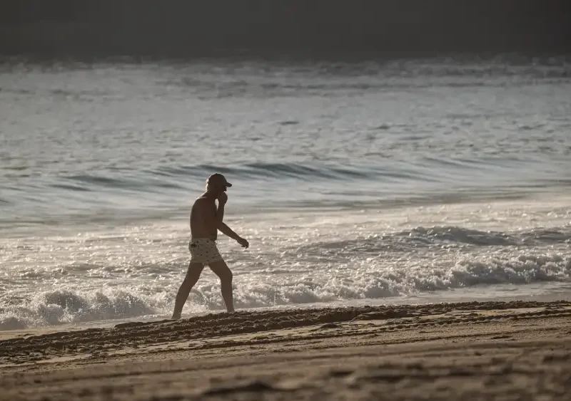 Archivo - Una persona pasea por la playa. Imagen de archivo. - Elena Fernández - Europa Press - Archivo