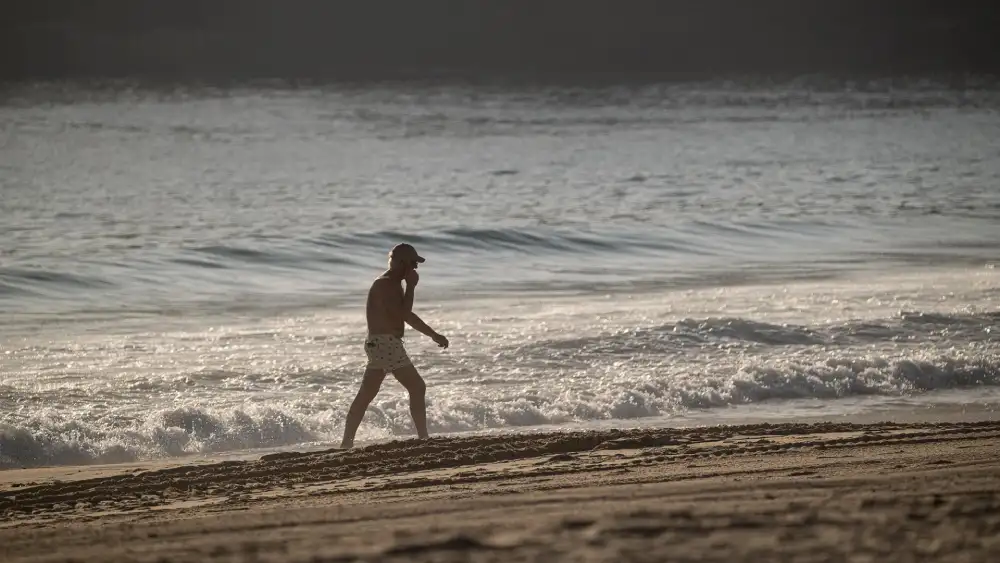 Archivo - Una persona pasea por la playa. Imagen de archivo. - Elena Fernández - Europa Press - Archivo