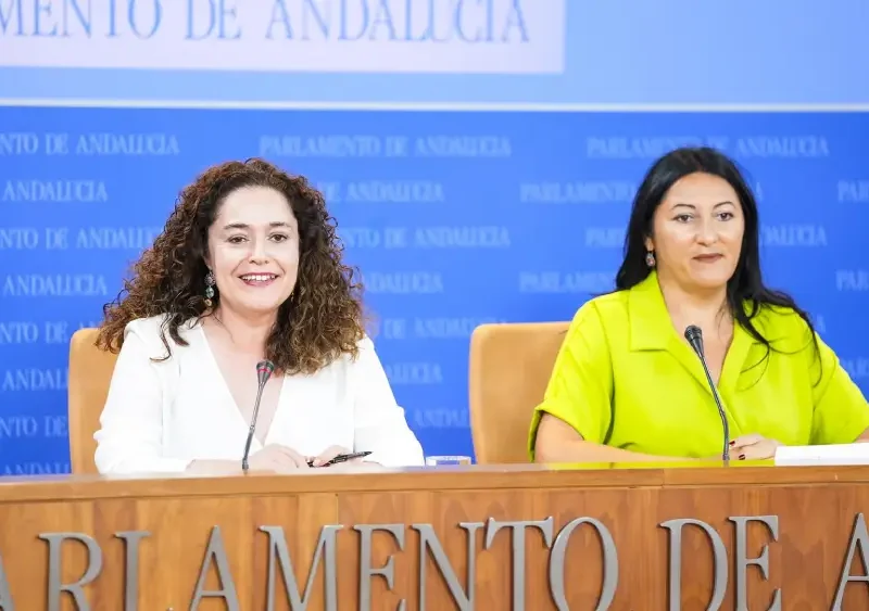 La portavoz del Grupo Por Andalucía, Inmaculada Nieto, (i) junto a la portavoz adjunta del Grupo Por Andalucía, Alejandra Durán, (d) en rueda de prensa en una foto de archivo. - Joaquin Corchero - Europa Press