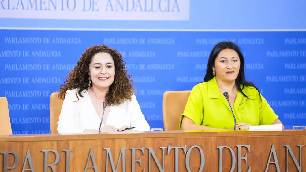 La portavoz del Grupo Por Andalucía, Inmaculada Nieto, (i) junto a la portavoz adjunta del Grupo Por Andalucía, Alejandra Durán, (d) en rueda de prensa en una foto de archivo. - Joaquin Corchero - Europa Press