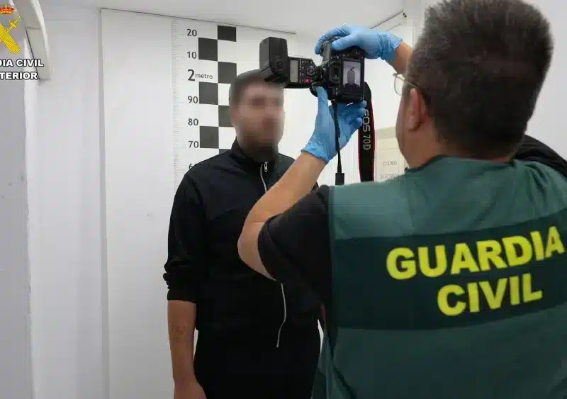 Un agente de la Guardia Civil toma fotografías al detenido, Karim E.B. - Guardia Civil