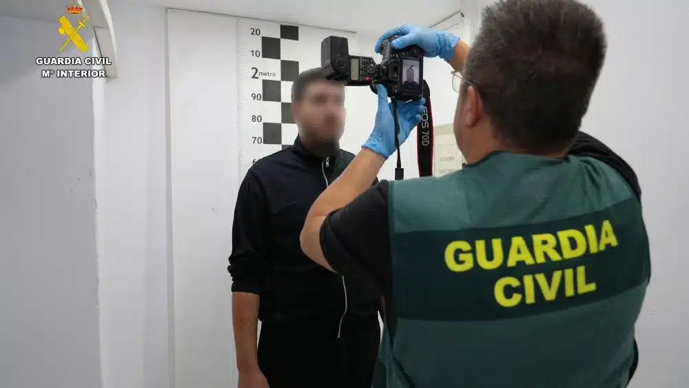 Un agente de la Guardia Civil toma fotografías al detenido, Karim E.B. - Guardia Civil