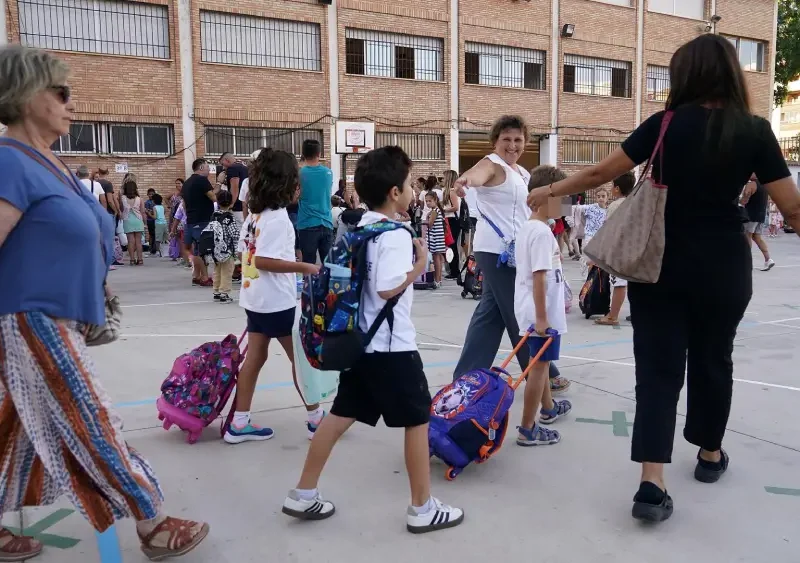 Niños en su primer día de colegio en Andalucía. EP