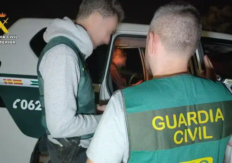 Dos agentes de la UCO de la Guardia Civil junto a Karim E.B., detenido en Cádiz por matar a dos guardias civiles en Barbate - Guardia Civil