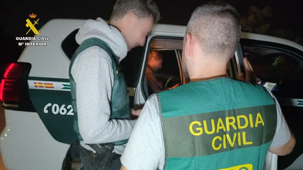 Dos agentes de la UCO de la Guardia Civil junto a Karim E.B., detenido en Cádiz por matar a dos guardias civiles en Barbate - Guardia Civil