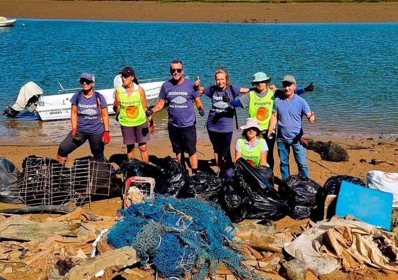 Imagen de voluntarios recogiendo basura en Isla Cristina / EA