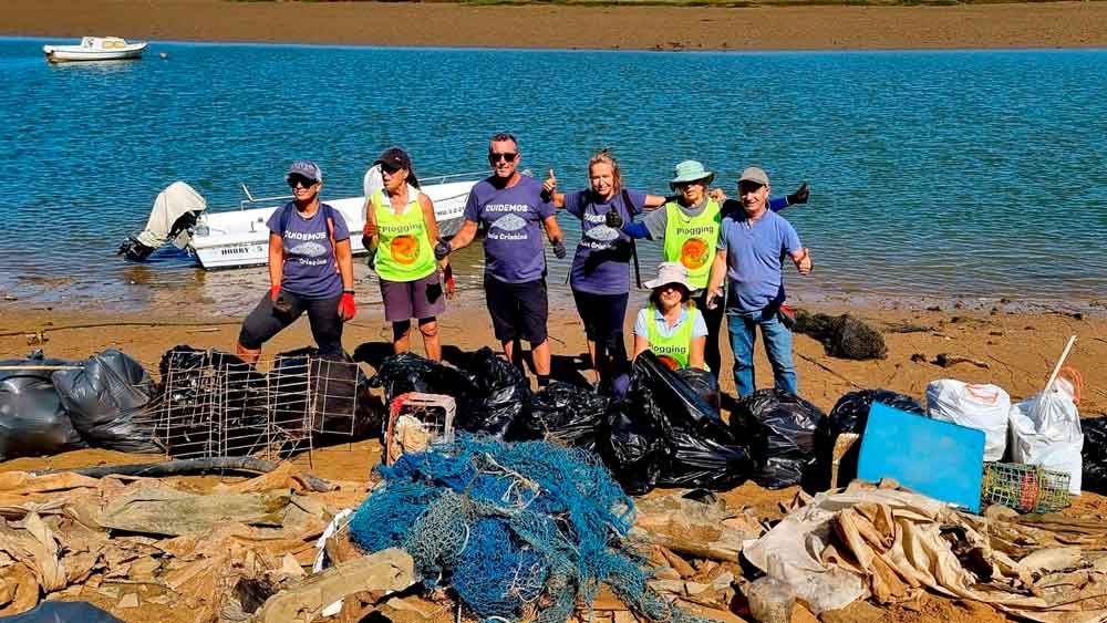 Imagen de voluntarios recogiendo basura en Isla Cristina / EA