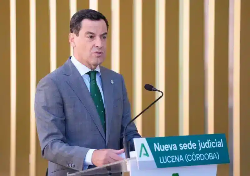 El presidente de la Junta de Andalucía, Juanma Moreno, en Lucena (Córdoba). - JOAQUÍN CORCHERO/EUROPA PRESS