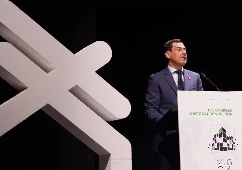 El presidente de la Junta, Juanma Moreno, este lunes, en la inauguración del IV Congreso Nacional de Vivienda, en Málaga - ALEX ZEA-EUROPA PRESS