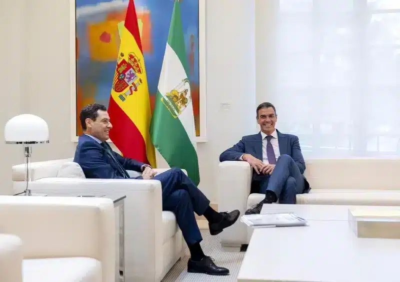 El presidente del Gobierno, Pedro Sánchez (d) y el presidente de la Junta de Andalucía, Juan Manuel Moreno Bonilla (i), durante una reunión en el Complejo de La Moncloa, a 20 de septiembre de 2024, en Madrid (España). Sánchez arranca hoy, 20 de septiembre - Alberto Ortega - Europa Press