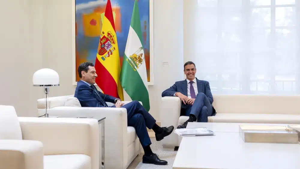 El presidente del Gobierno, Pedro Sánchez (d) y el presidente de la Junta de Andalucía, Juan Manuel Moreno Bonilla (i), durante una reunión en el Complejo de La Moncloa, a 20 de septiembre de 2024, en Madrid (España). Sánchez arranca hoy, 20 de septiembre - Alberto Ortega - Europa Press