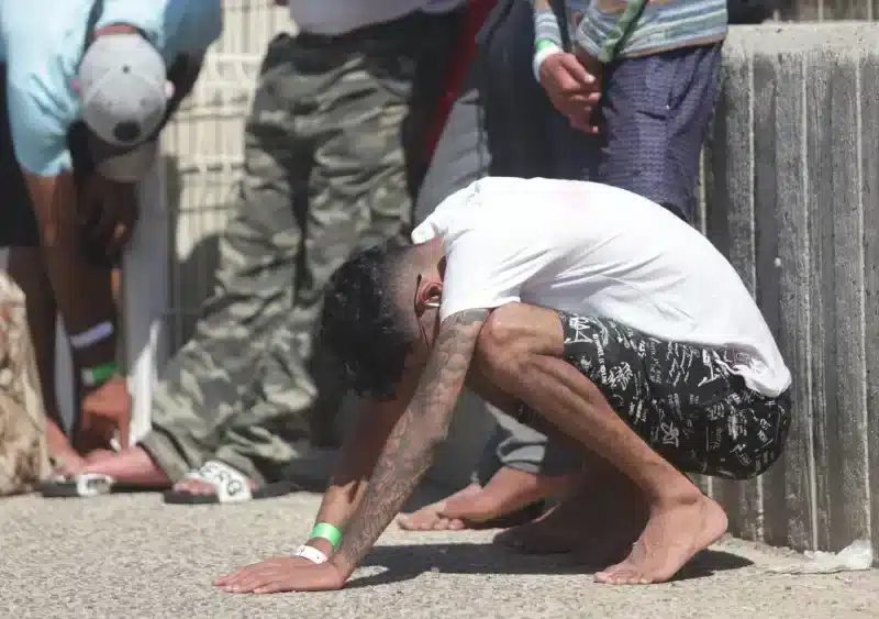 Archivo - Un inmigrante rescatado se apoya en el suelo durante el rescate de 31 magrebíes, diez menores, de una patera en aguas de Barbate, a 23 de septiembre de 2022 en Cádiz (Andalucía, España). - Nono Rico - Archivo