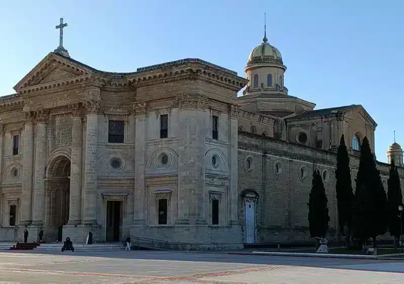 Archivo - Vista exterior del Panteón de Marinos Ilustres en la Escuela de Suboficiales de la Armada en San Fernando (Cádiz). (Foto de archivo). - EUROPA PRESS - Archivo