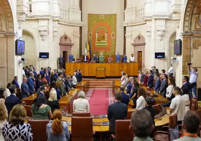 Minuto de silencio en el Parlamento andaluz en memoria de la diputada del PP por Sevilla María Díaz Cañete - FRANCISCO J.OLMO