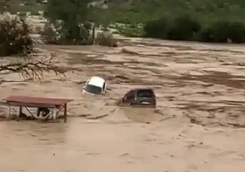 El desbordamiento del río Guadalhorce arrastra varios coches. @Storm_Malaga