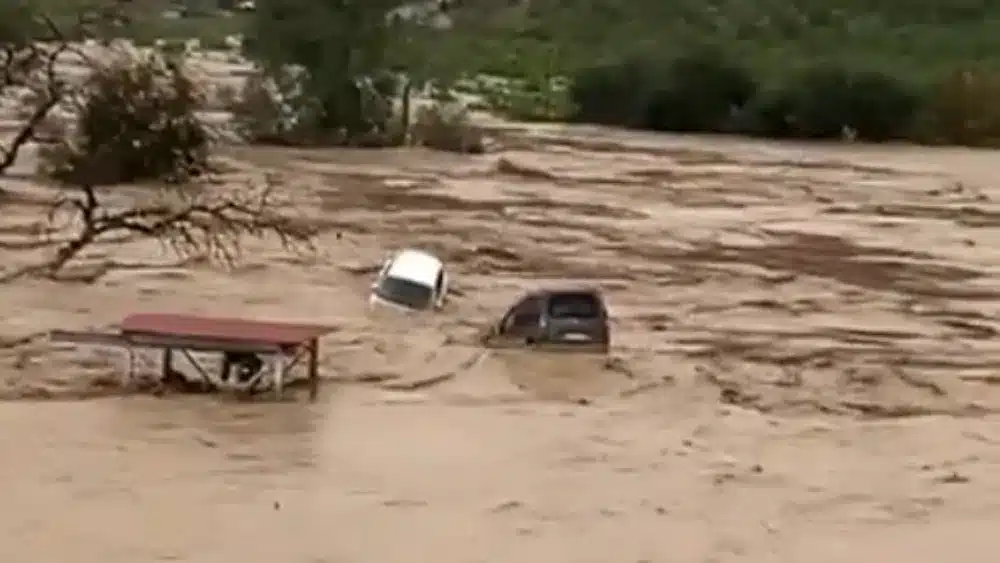 El desbordamiento del río Guadalhorce arrastra varios coches. @Storm_Malaga