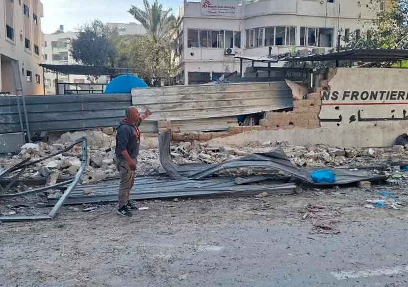 El jefe de mantenimiento de vehículos de MSF, Suhail Habib, a la entrada de la oficina de MSF, del hospital de Al Shifa, en Gaza. Abril de 2024. © MSF