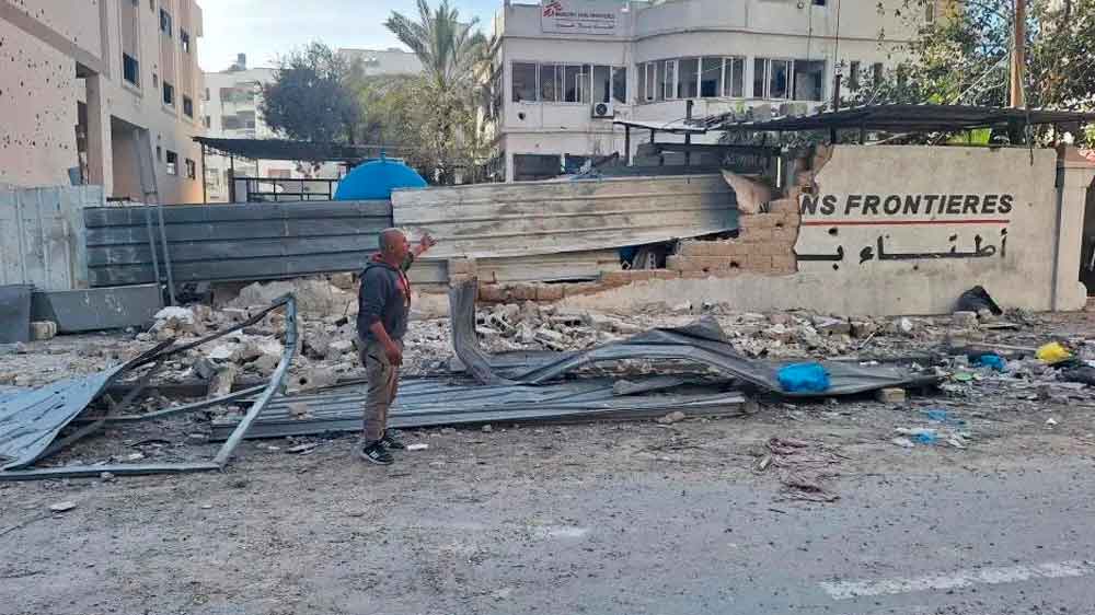 El jefe de mantenimiento de vehículos de MSF, Suhail Habib, a la entrada de la oficina de MSF, del hospital de Al Shifa, en Gaza. Abril de 2024. © MSF