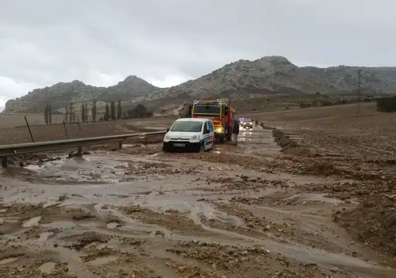 Arrastre de tierra debido a las fuertes lluvias en la MA4402 de A343 a La Joya, en Antequera. - DIPUTACIÓN DE MÁLAGA