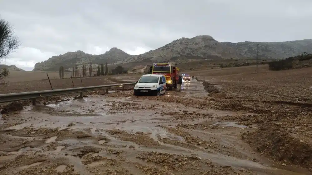 Arrastre de tierra debido a las fuertes lluvias en la MA4402 de A343 a La Joya, en Antequera. - DIPUTACIÓN DE MÁLAGA