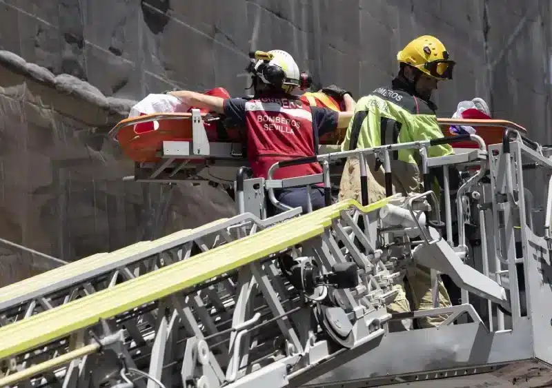 Archivo - Los bomberos rescatan a un trabajador de la construcción tras caer de una de las plantas del edificio en obras de la Plaza del Duque a 23 de junio del 2023 en Sevilla (Andalucía, España). - María José López - Europa Press - Archivo