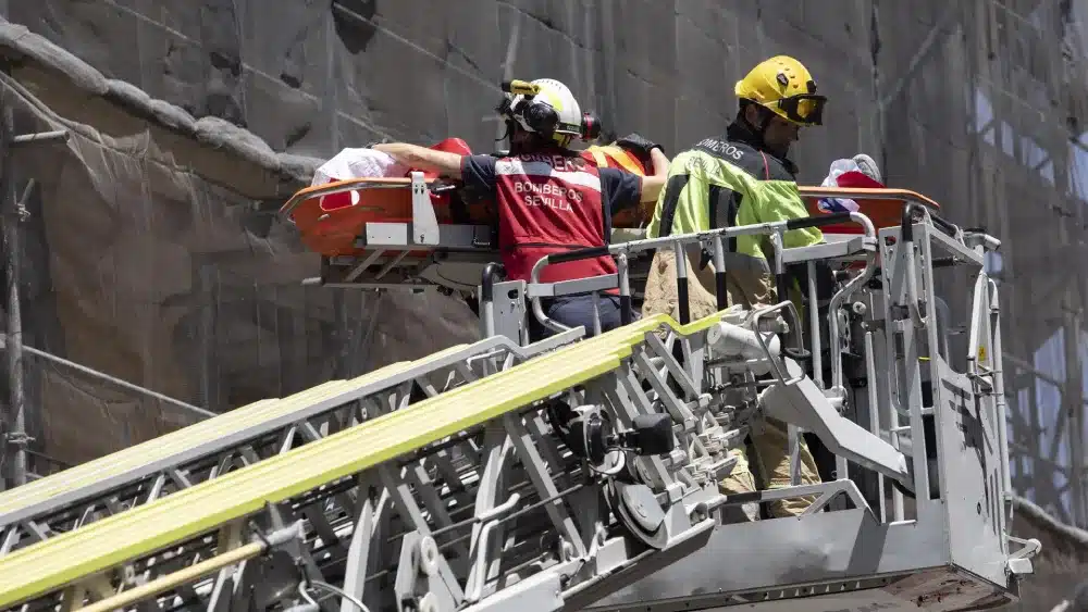 Archivo - Los bomberos rescatan a un trabajador de la construcción tras caer de una de las plantas del edificio en obras de la Plaza del Duque a 23 de junio del 2023 en Sevilla (Andalucía, España). - María José López - Europa Press - Archivo